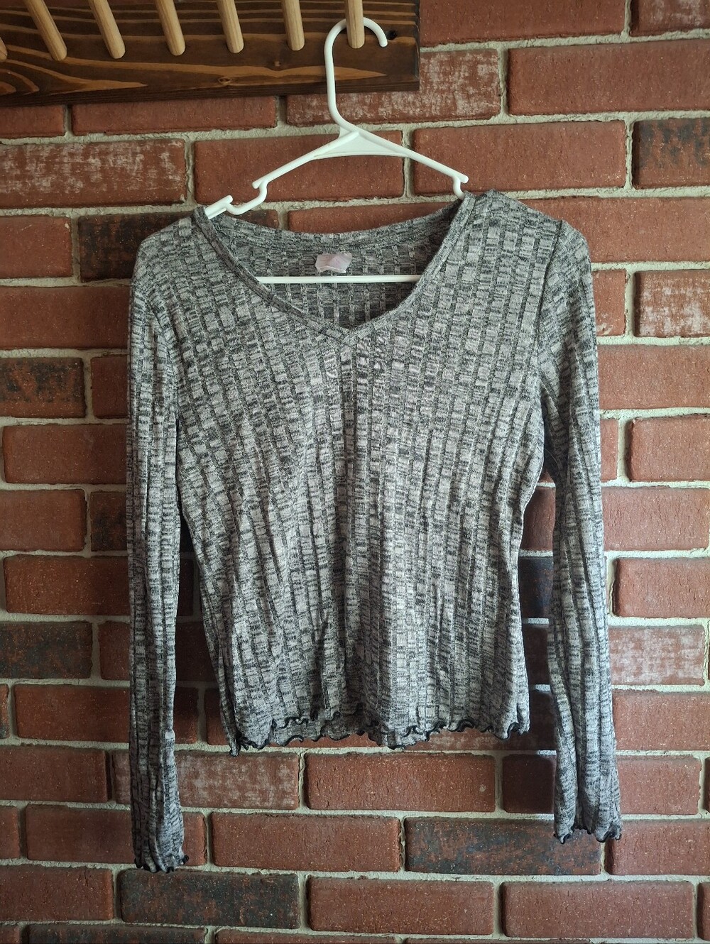 No Boundaries Gray Ribbed V-Neck Long Sleeve Top